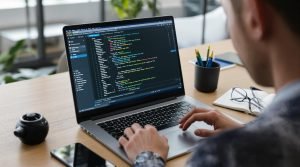 Développeur WordPress travaillant sur un projet avancé