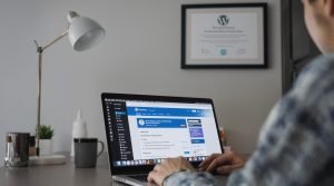 Professionnel utilisant WordPress avec un certificat en arrière-plan